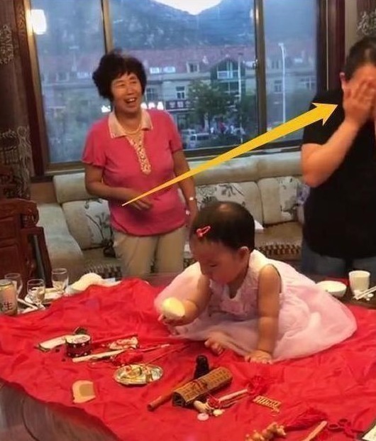 绒绒|一岁宝宝“抓周”,看到孩子抓的东西奶奶瞬间黑脸,宝妈:没眼看