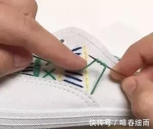 diy 小白鞋穿腻了?试下刺绣后的小白鞋,一样穿出“花”样!附教程