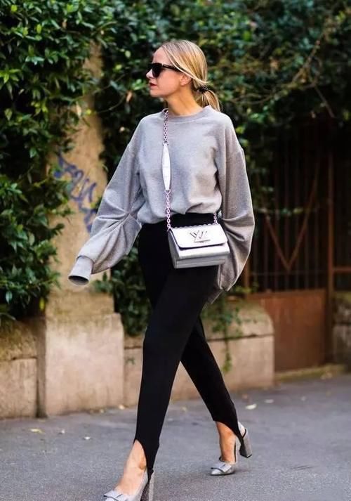 最近火了一条新裤子，叫：“开叉小脚裤”，时髦洋气又百搭