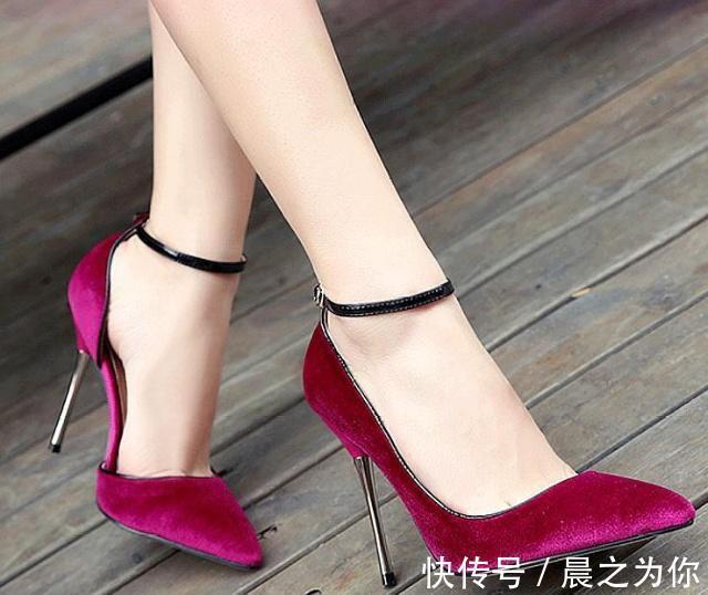 时髦感 细跟鞋融合精巧的尖头设计,带着一丝时髦感!