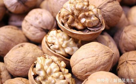  脂肪含量|吃核桃等于吃”油“医生提醒好处多，2类人一口别吃