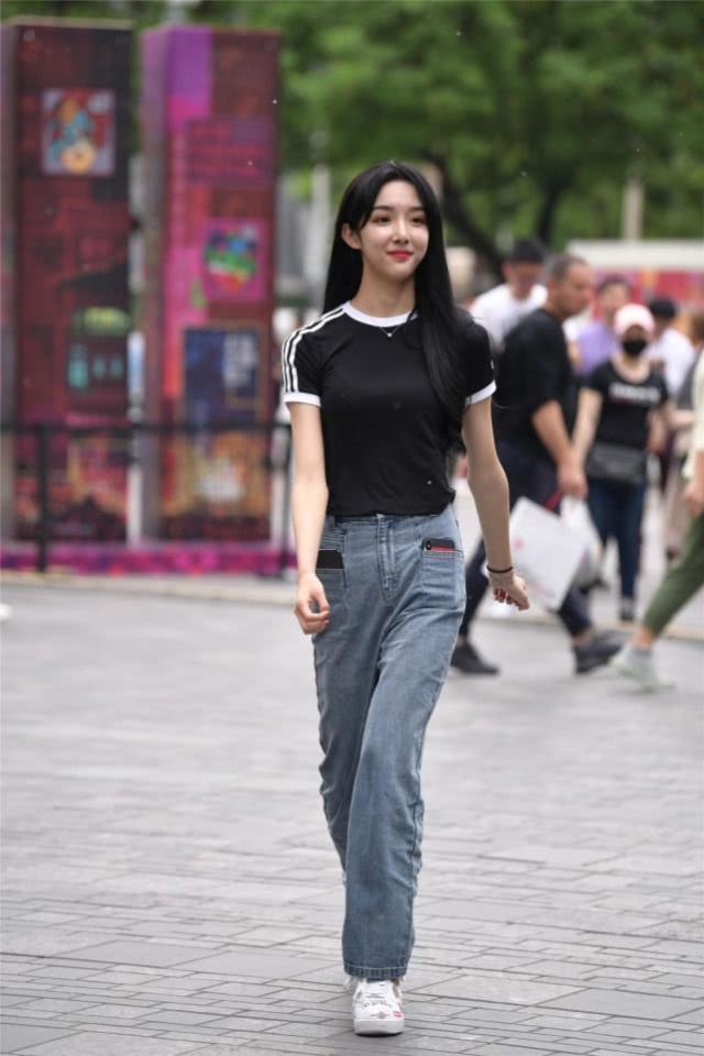 牛仔裤|端庄大方的短发美女,休闲西装搭配蓝色牛仔裤,绽放出不一样的魅力