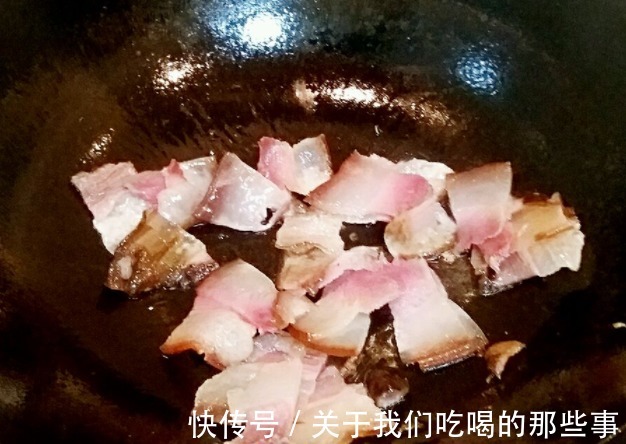 炒腊肉，不能直接切了就炒，想要软嫩鲜香不油腻，关键2步不能少