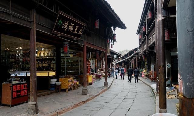 宝藏古镇|成都有一宝藏古镇，距今1700多年，房屋临水而建，独特的栏杆文化