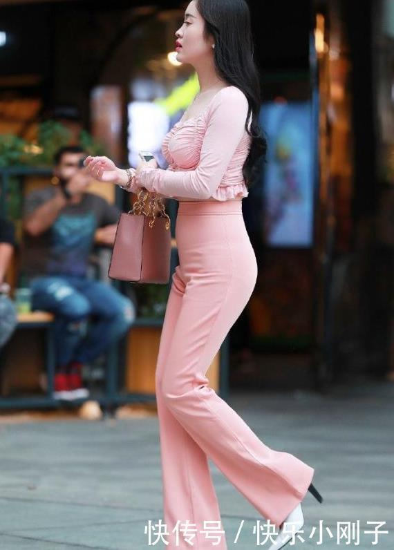 少女感 茫茫人海一眼就发现了这位美女,非常自信的气质美女,是我喜欢的