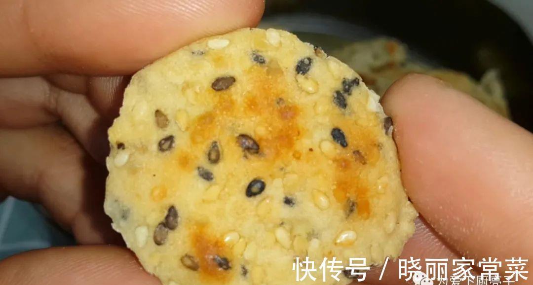 松软|芝麻饼干新做法，锅里一烙，松软香甜不加油，没烤箱也能一次成功