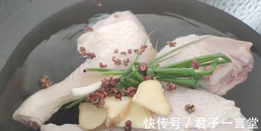 鸡腿最简单的吃法,香辣美味,肉质软嫩,是一道不错的小凉菜