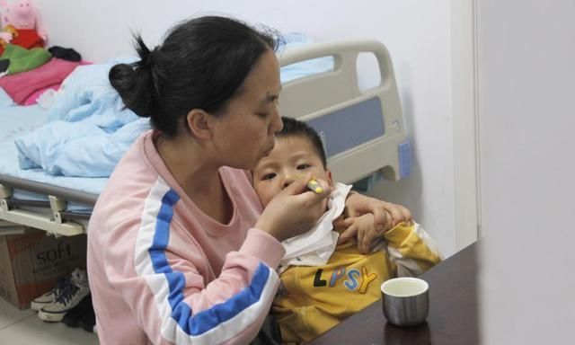 儿子|男童出生因缺氧致脑出血,8个月大被确诊脑瘫,每天只睡2小时