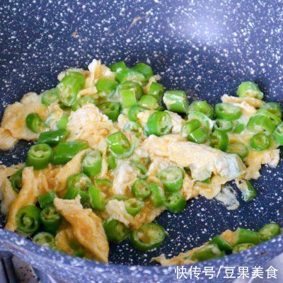 美极酱油|原来做又辣有香又开胃的尖椒炒蛋这么简单