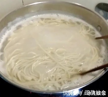 煮面条时，冷水下锅还是开水下锅想要筋道爽滑，大厨牢记3点