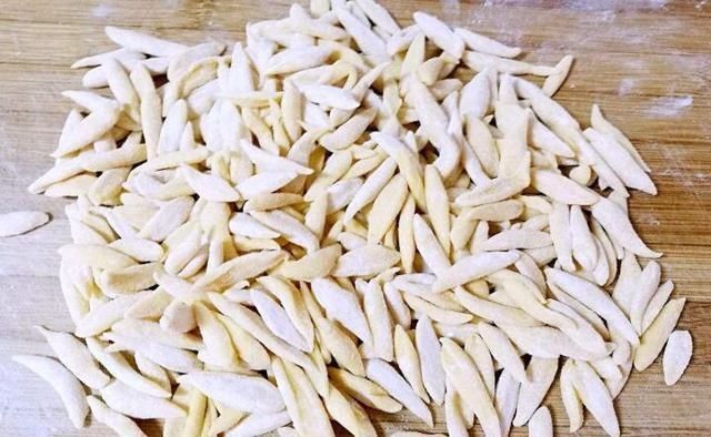 秋天,饺子面条靠边站,给家人做此面食,汤鲜美味还筋道,太香了