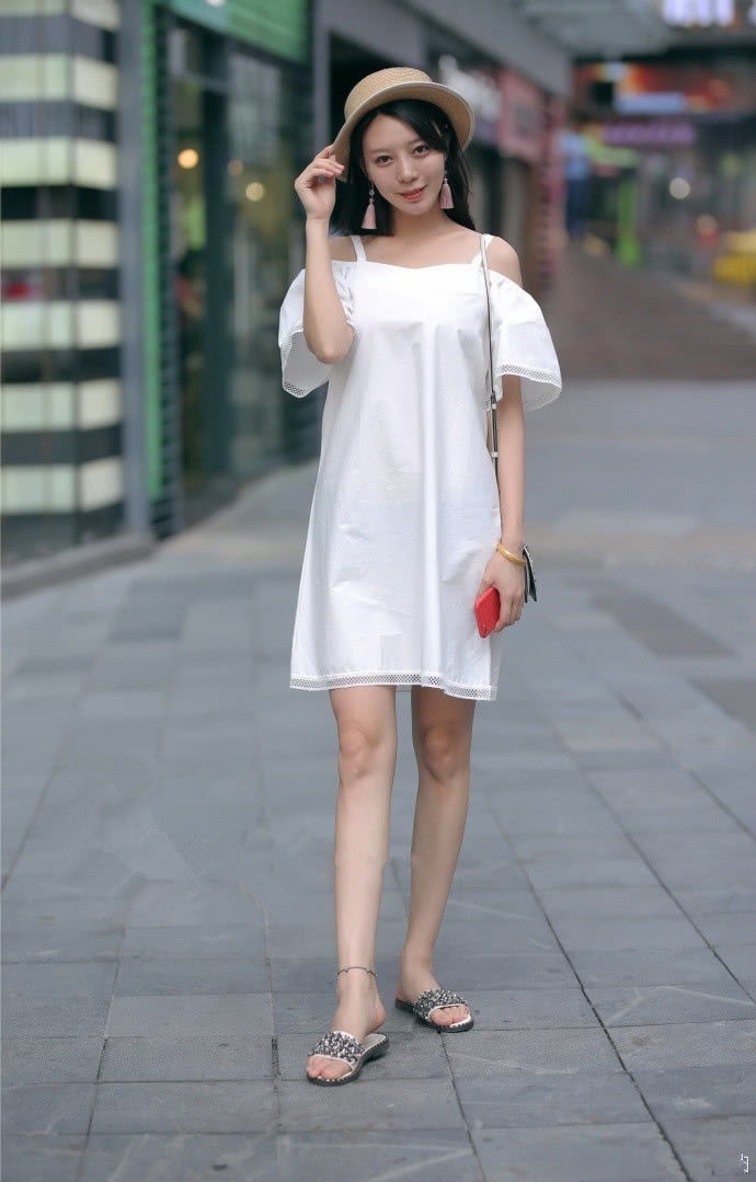 街拍:长发飘飘的小姐姐,身材微胖婀娜多姿,时尚大胆个性