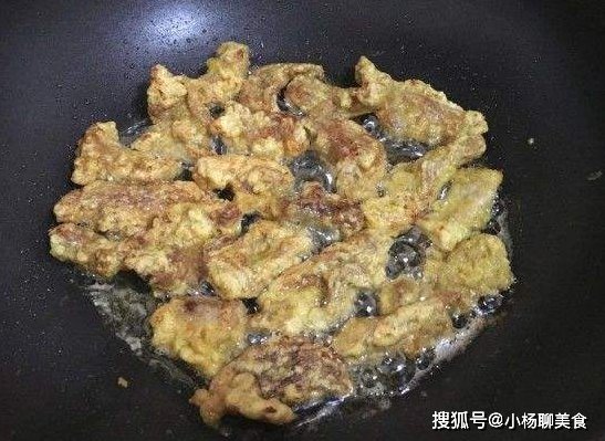 30年经验的婆婆：炸酥肉调面糊时，这3种料不能少，酥肉更香酥