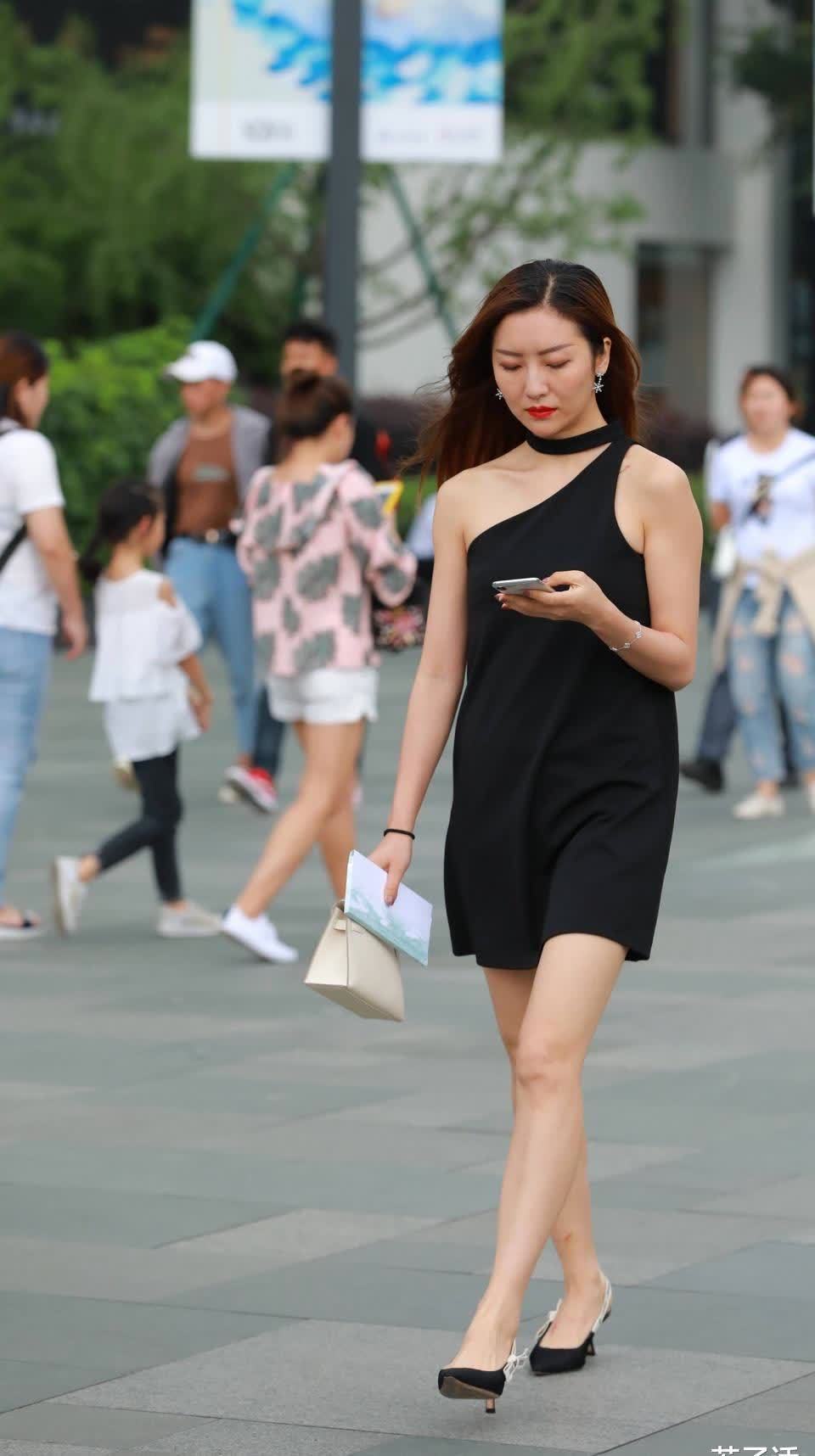 熟女|阿姨一身黑色连衣裙穿出熟女特有的气质和味道