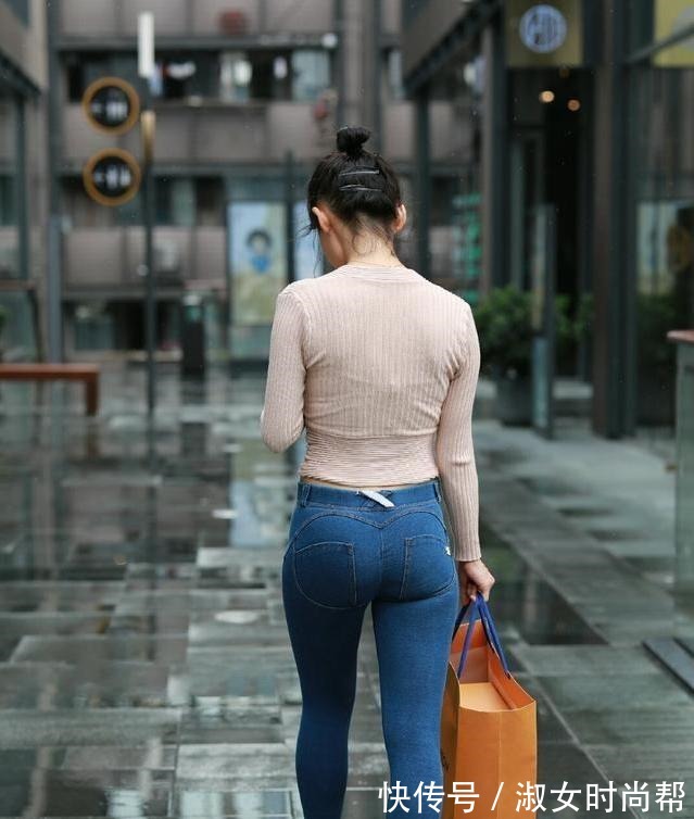 立领开衫 浅粉针织立领开衫,与低腰紧身牛仔裤搭配,尽显高贵气质!