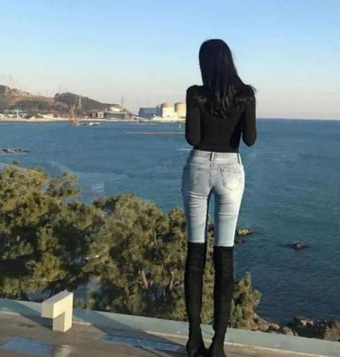 小姐姐爱穿紧身牛仔裤，随性穿搭休闲短袖，轻松散发出女神气质！