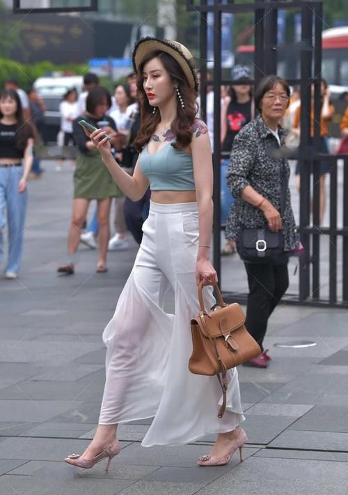 阔腿裤|美丽的背部配白色喇叭阔腿裤，配高跟鞋提升气场，温柔甜美