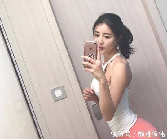 紧身 穿打底裤的美女，在海边释放不一样的美，所有路人的目光被你吸引