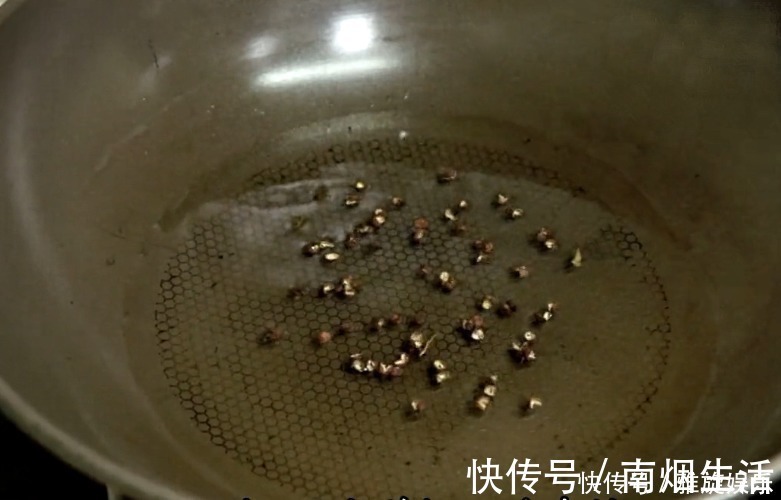 调肉馅时，加这两样是关键，我也是刚刚知道，肉馅软嫩多汁又入味