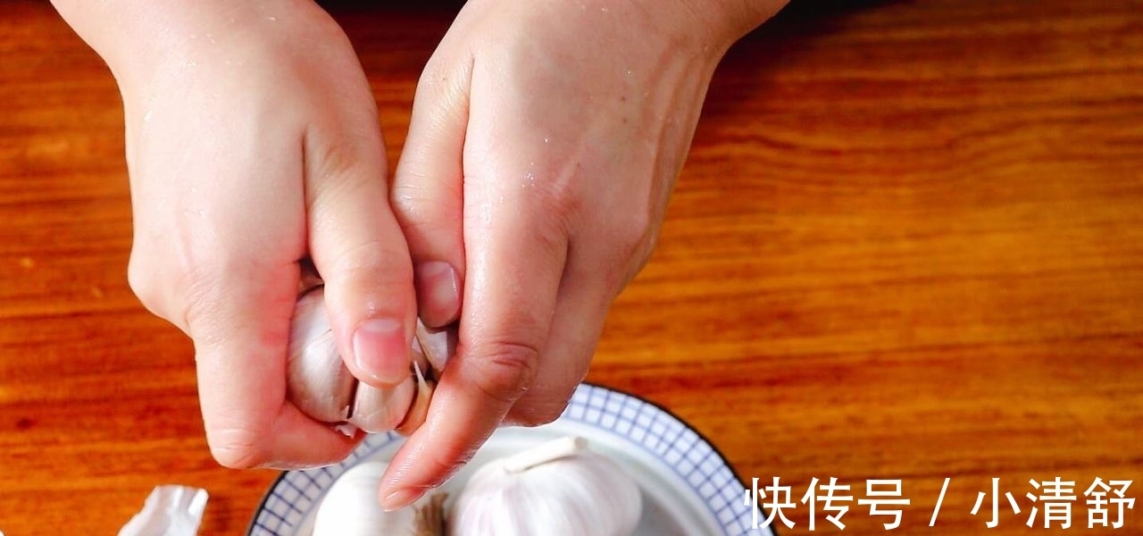 大蒜头|一盘大蒜,2块猪脆骨,先炸后炒,简单两步就能搞定,好吃不难做