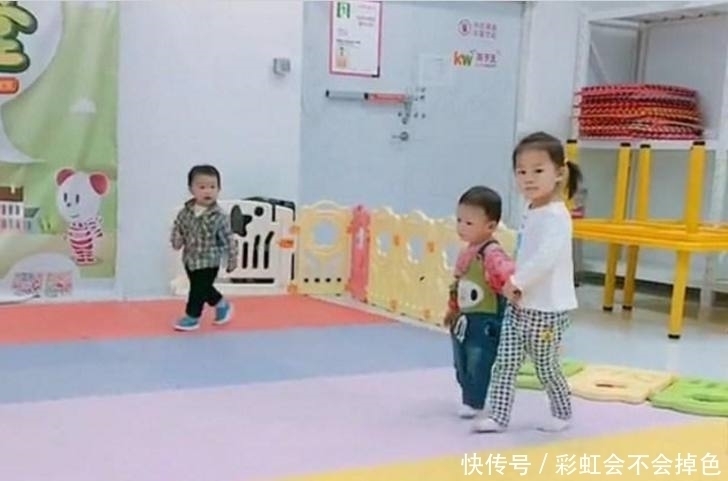 姐弟|幼儿园里2岁的弟弟被欺负,5岁姐姐看到后这样做,太霸气了!