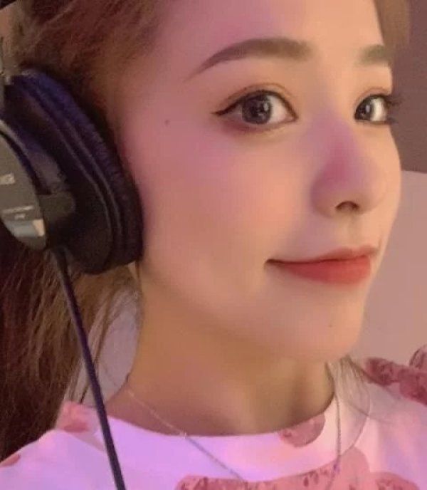 美甲|刘思瑶晒新做的美甲,却被上面的“链条”抢镜,不会扯到头发吗