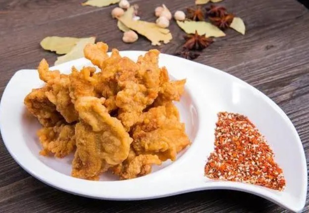 炸酥肉时,面糊是关键,“2样”调料不可少,外酥里嫩,味道正宗