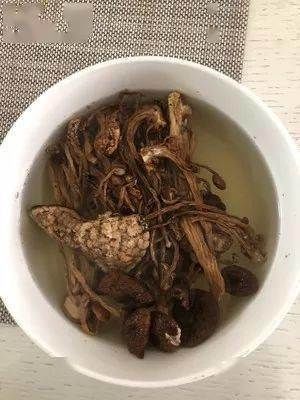 茶树菇萝卜土鸡汤，简单易学~斗门人喜欢的粤式靓汤！