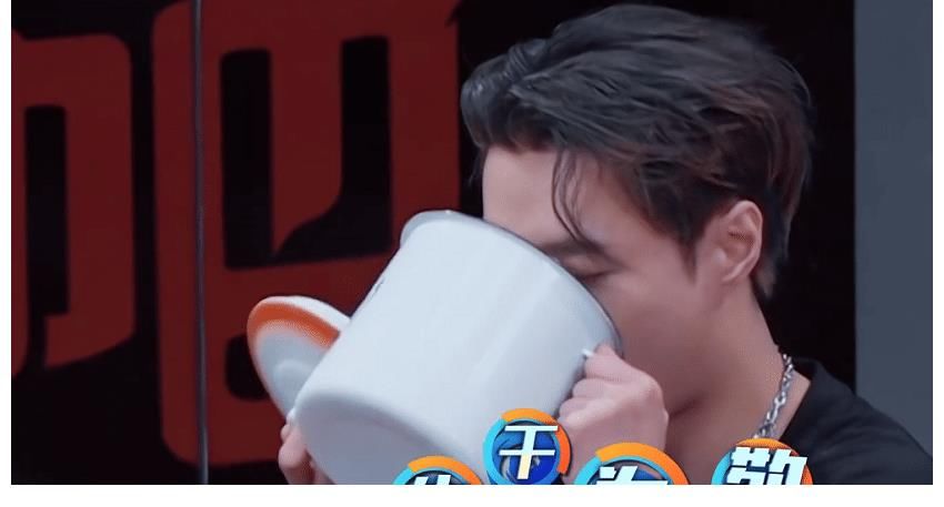 一起火锅|刘宪华吃王一博的醋？张艺兴不想当“宝贝”却只能委屈认领，表情太好笑