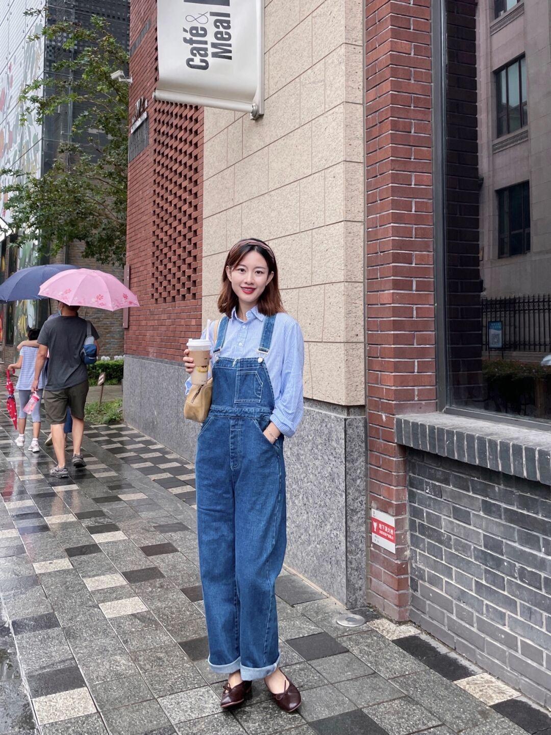 小个子|秋天就应该穿得洋气,绿色衬衫+牛仔背带裤优雅大方,超好看