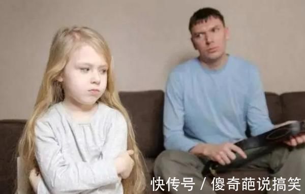 宝妈|“倔强母子”火了,街头相隔3米僵持不下,孩子:敌不动我不动