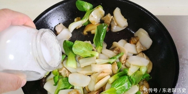 加点|炒青菜时,加冷热水都是错误的,试着加点它翠绿不发黑