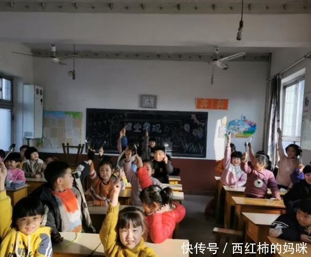 老师给学生买蛋糕，要求孩子带个勺，网友：后面那两位同学过分了