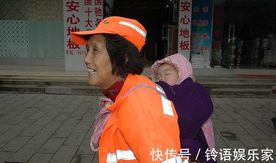 外卖箱|“外卖宝宝”2岁了,6个月大就陪爸爸送外卖,今笑容依旧灿然