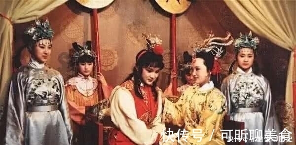 贾府!红楼梦当中贾元春回贾府省亲,为何不住一夜而是赶在午夜前回宫?