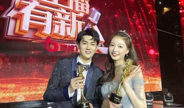 大会|庆祝大会领诵女孩火了！穿白衬衫昂首挺胸超美，170身材不输模特