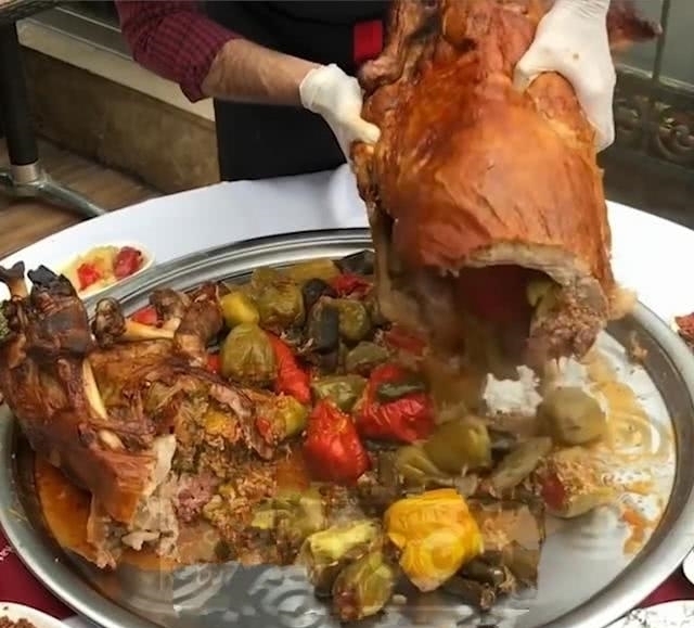 切开|花980元买了头烤全羊,切开后满满惊喜,这钱花得太值了