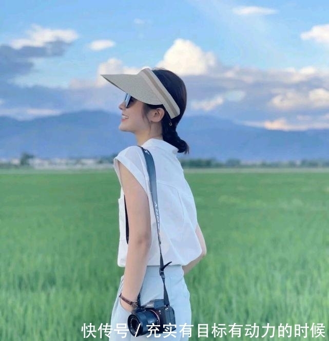 成熟|成熟女人怎么穿才好看呢？简约温柔的穿搭就很不错，高级又有魅力