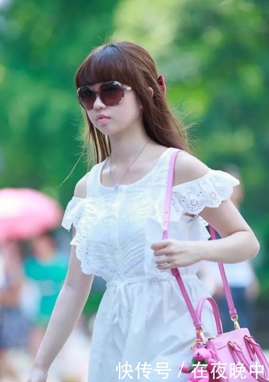 街拍:面容甜美的小姐姐,飘逸长裙穿出秀丽潇洒好气质