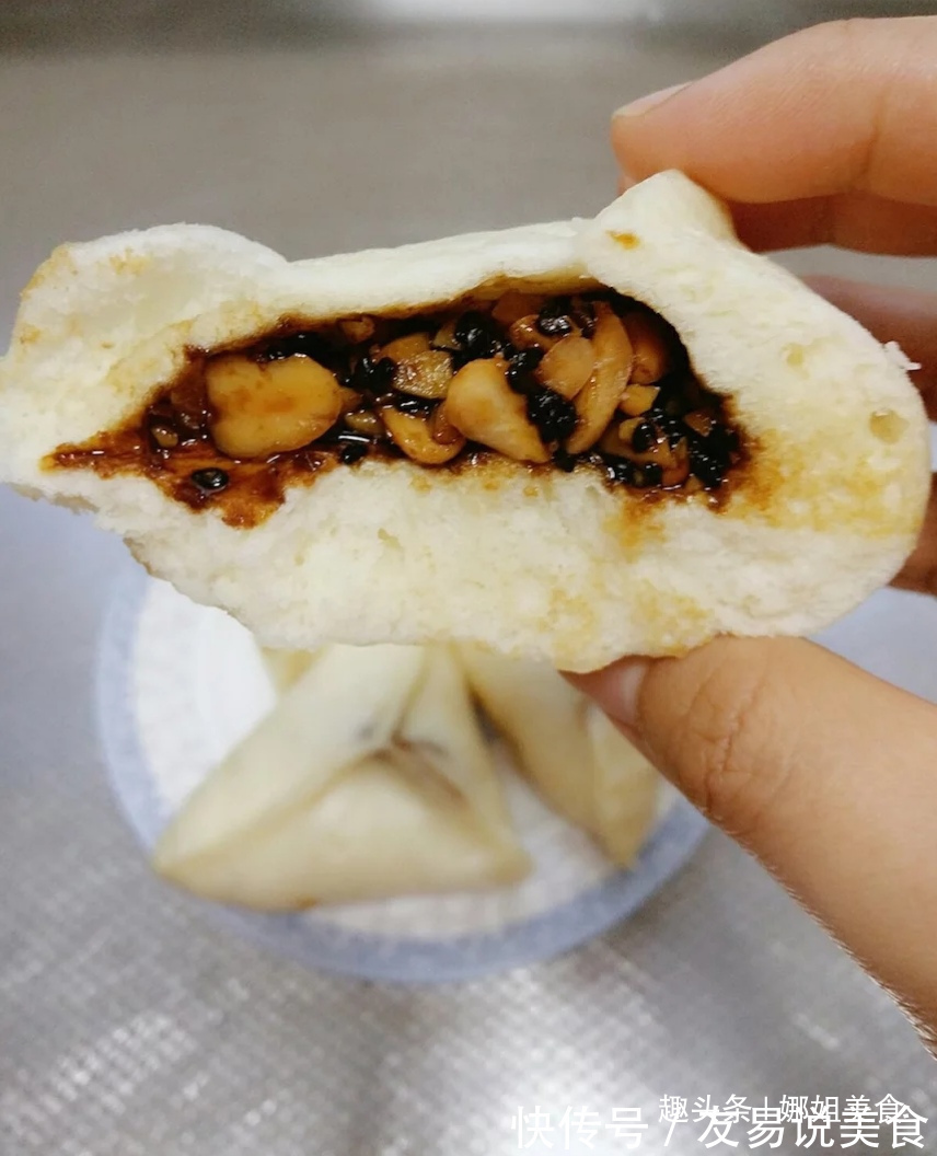 早餐就爱糖三角，吃着比馒头香太多，松软香甜，咬一口还爆汁
