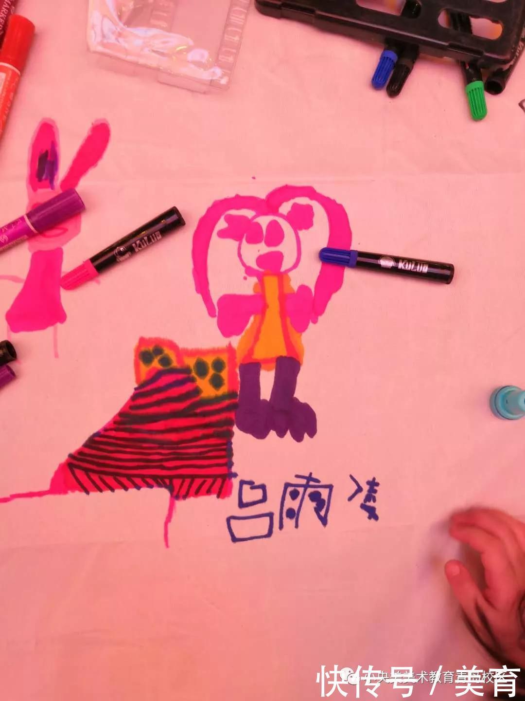 美术|小央美儿童美术:小小绘画家齐聚万象城,央宝贝们在长卷上绘英雄