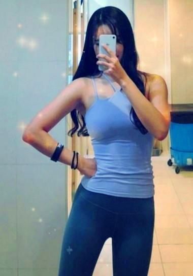  酷雅|街拍女神：温柔魅力的紧身打底裤小姐姐，展现性感酷雅气质