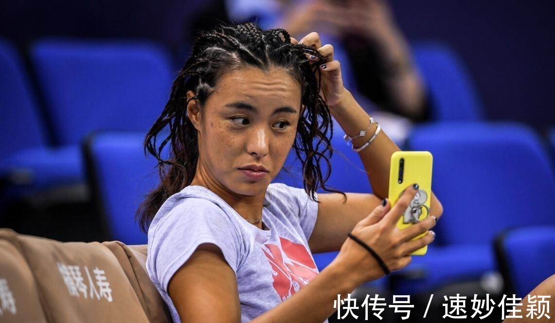 棒球服|嘻哈风必备发型,脏辫造型逐渐走向潮流,炫酷又帅气