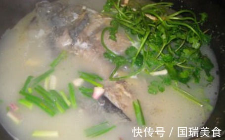 料酒|炖鱼时,去腥最忌用料酒!只需“1黑2白”,汤浓味鲜,营养美味