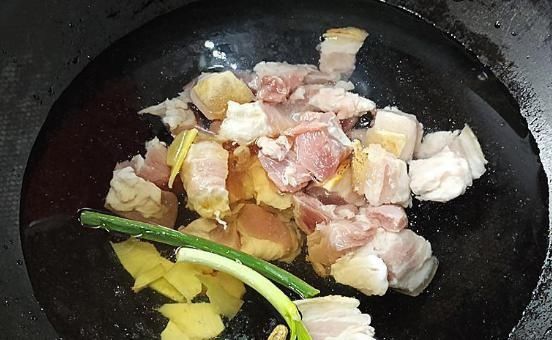 炖猪肉时,调料越少越好,牢记“3放1不放”肉香味浓,没腥味