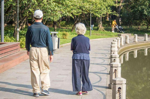 步速|50岁以上,每天坚持走这个步数就够了,同时需要注意这3点!