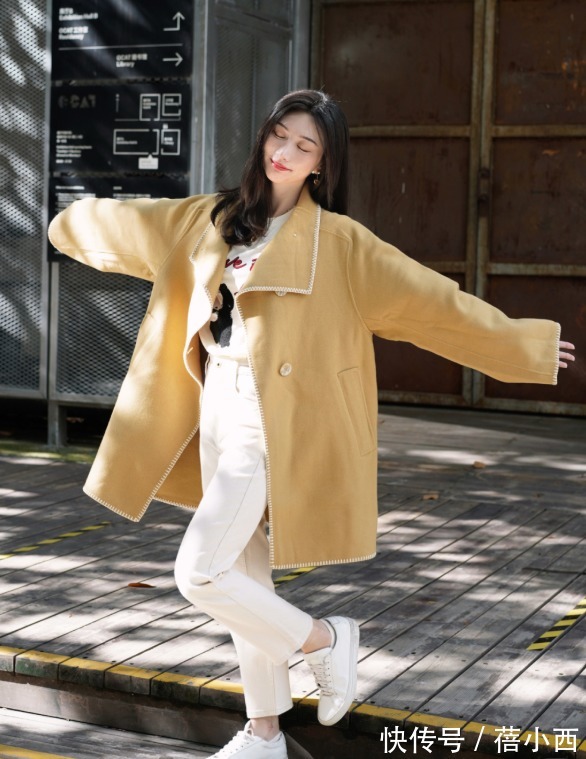 小白裤 “大衣+小白裤”=2022最火搭配,高级时髦有气质,关键是不烂大街