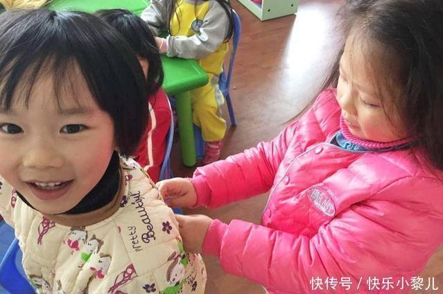 可宝|3岁萌娃调皮爬暖气管,动作矫健迅速,网友:少侠你尿不湿要掉了