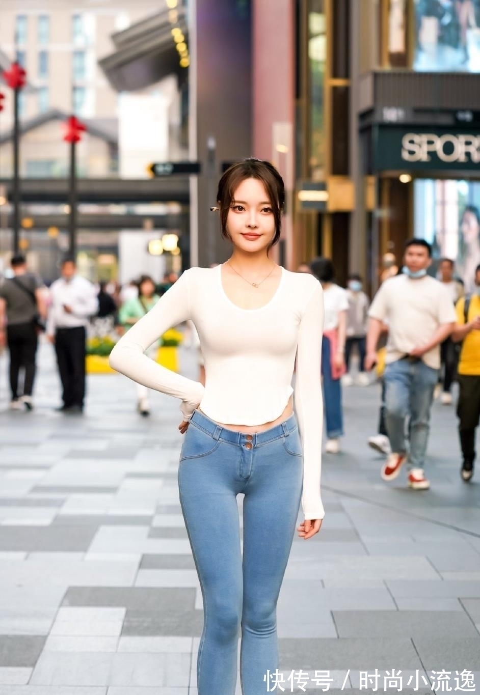 tips 如何用牛仔裤展示身材?弹力牛仔裤+高跟短靴,不仅显身材还很潮