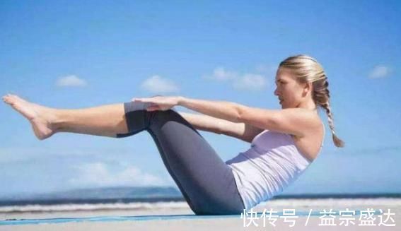 中老年人|燕麦还是别熬粥了，搭配牛奶、鸡蛋做成饼，营养价值高热量还低！